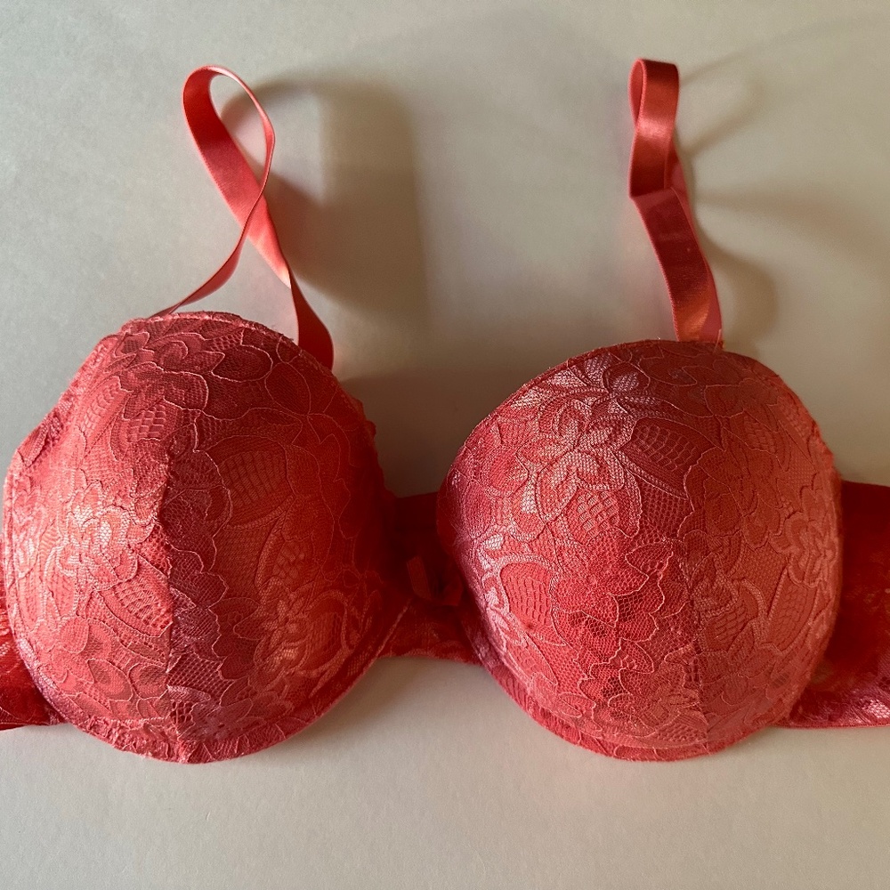 Daisy Fuentes Peach Buster Bra With Adjustable Straps - Size‎ 42D.